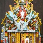 Foto eines künstlerisch gestalteten Altars