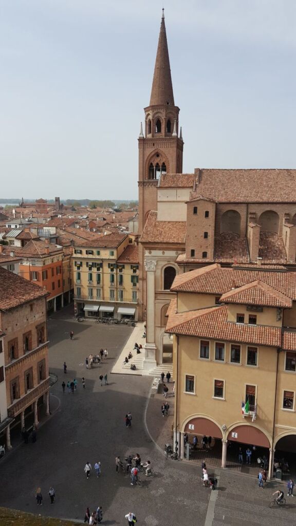 Blick auf eine Stadt und einen Platz von oben: Piazza S. Andrea d. Torre Civica