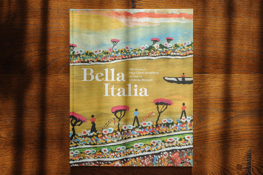 Buchcover: Blumenwiesen, am Ufer eines Flusses. Am Ufer stehen Menschen. SChrift: Bella Italia, Das Museum Haus Cajeth Heidelberg zu Gast im Lindenau-Museum.