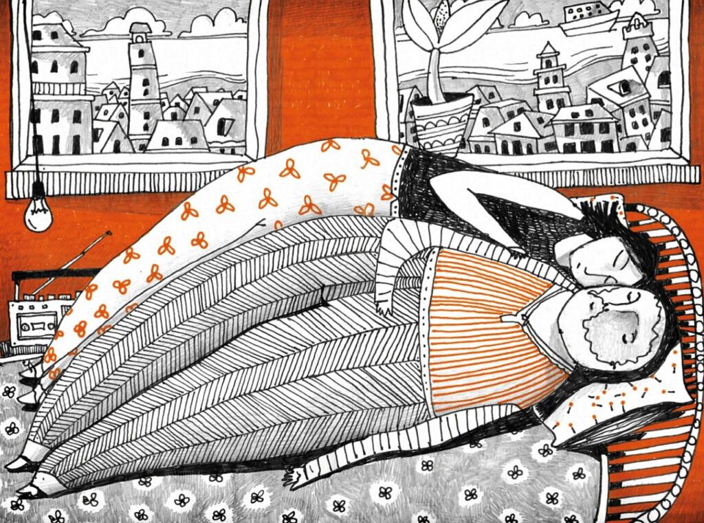 Zeichnung in Schwarz-Weiß, Graustufen und Orange. Ein Paar liegt aneinander gekuschelt im Bett, mit geschlossenen Augen. Von der Decke hängt eine Glühbirne. Darunter ein Kassettenrekorder. Im Hintergrund große Fenster mit den Dächern einer Stadt.