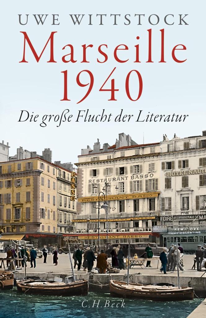 Buchcover Uferpromenade mit Menschen. im Vordergrund Wasser und Boote, im Hintergrund Gebäude mit Restaurants. Text: Marseille 1940, Die große Flucht der Literatur, Uwe Wittstock, C.H. Beck Verlag