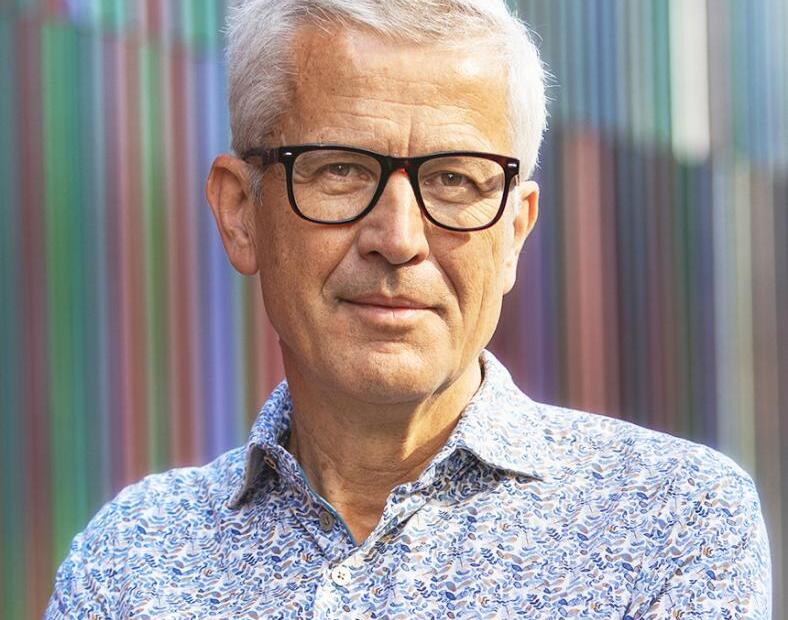 Porträtbild von Uwe Wittstock. Er trägt ein Hemd und eine Brille mit schwarzem Rahmen.