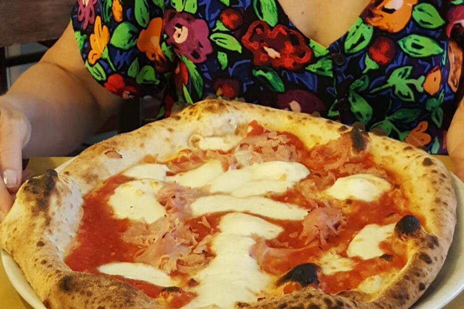 eine große Pizza Gorgonzola